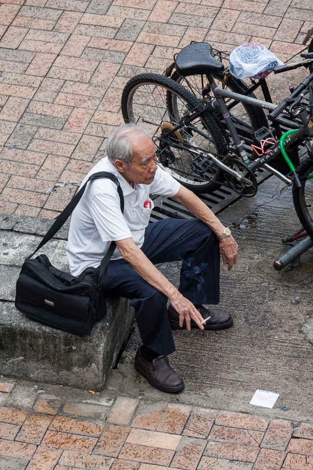 Sheung Shui one person smoking-3